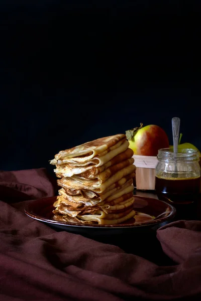 Traditionelle Pfannkuchen Mit Äpfeln Und Verpackungskartons Auf Schwarzem Hintergrund Konzept — Stockfoto