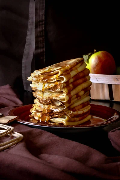 Traditionelle Pfannkuchen Mit Äpfeln Und Verpackungskartons Auf Schwarzem Hintergrund Konzept — Stockfoto