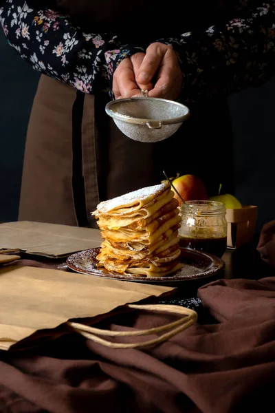 Chif Kochen Essen Wegnehmen Konzept Lieferservice Traditionelle Pfannkuchen Mit Äpfeln — Stockfoto