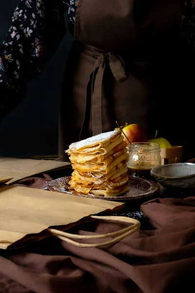 Chif Kochen Essen Wegnehmen Konzept Lieferservice Traditionelle Pfannkuchen Mit Äpfeln — Stockfoto