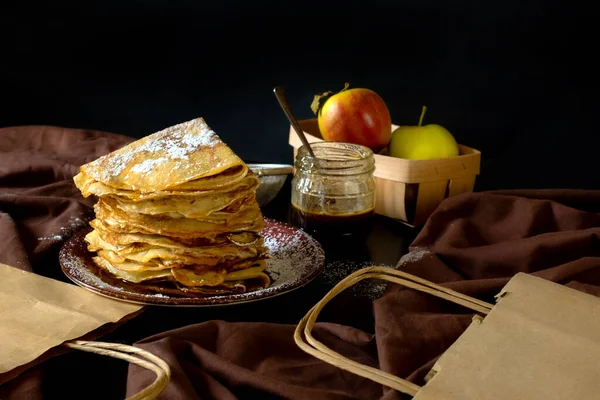 Traditionelle Pfannkuchen Mit Äpfeln Und Verpackungskartons Auf Schwarzem Hintergrund Konzept — Stockfoto