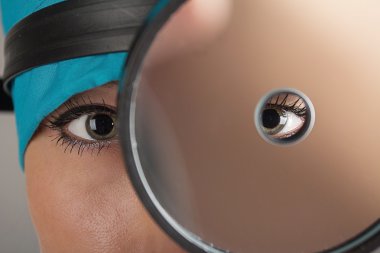 Kadın doktor işlem için hazırlar. Doktor yorgun. Bir iğne için.