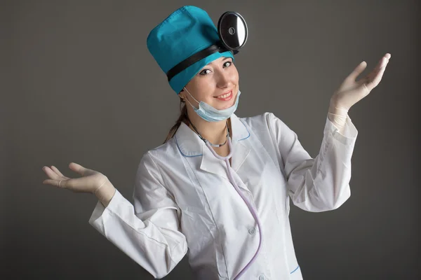 La femme que le médecin prépare pour l'opération. Le docteur était fatigué. Pour faire une injection . — Photo