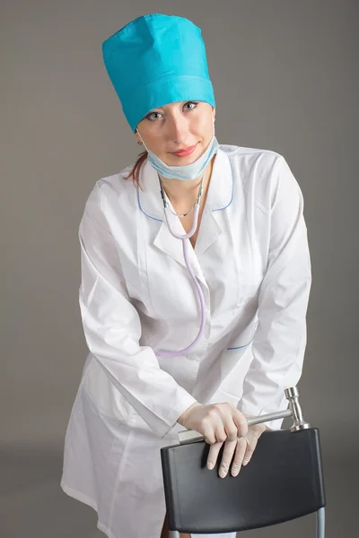 Die Frau, die der Arzt auf die Operation vorbereitet. der Arzt war müde. eine Spritze zu geben. — Stockfoto