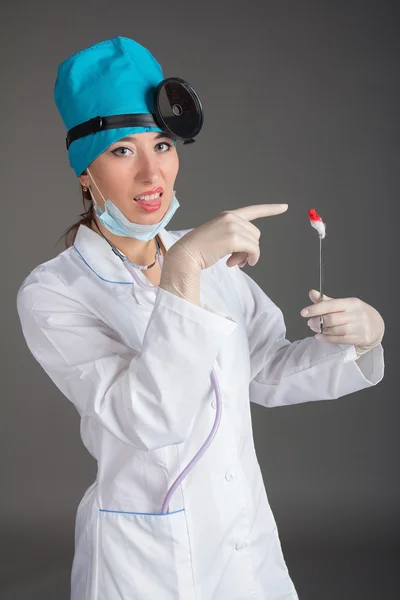 La mujer que el doctor prepara para la operación. El doctor estaba cansado. Para administrar una inyección . —  Fotos de Stock