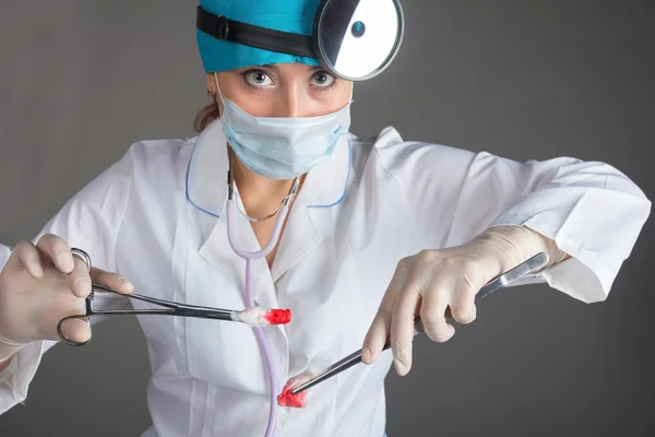 Kadın doktor işlem için hazırlar. Doktor yorgun. Bir iğne için.