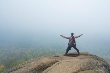 Hedeflerine ulaşmak için. Dağın tepesine adam pahasına. Kazanan.