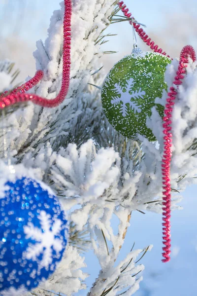 Leichtes Weihnachtsfest. Frohes neues Jahr. schöner, neuer Baum. — Stockfoto