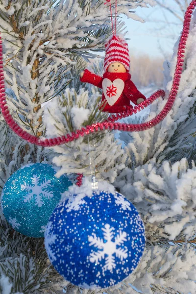 Leichtes Weihnachtsfest. Frohes neues Jahr. schöner, neuer Baum. — Stockfoto