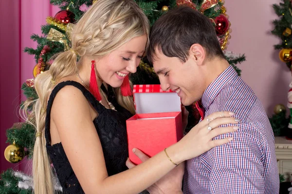 El tipo y la chica celebran la Navidad. Feliz Año Nuevo. Para dar regalos para Navidad . —  Fotos de Stock