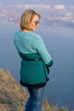 Güzel bir örgü elbise kız güzel. Stil ve moda. 