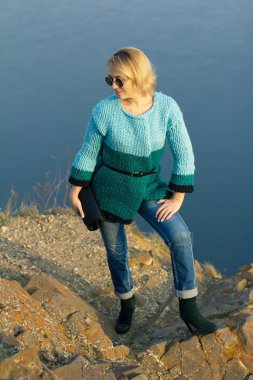 Güzel bir örgü elbise kız güzel. Stil ve moda. 