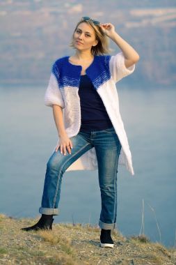 Güzel bir örgü elbise kız güzel. Stil ve moda. 