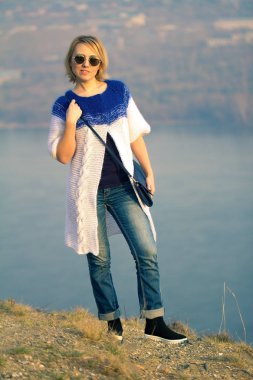 Güzel bir örgü elbise kız güzel. Stil ve moda. 