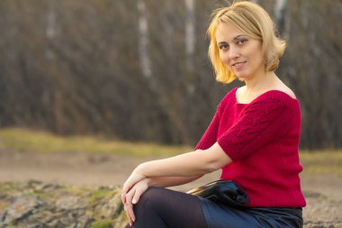 Güzel bir örgü elbise kız güzel. Stil ve moda. 