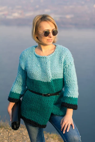 Güzel bir örgü elbise kız güzel. Stil ve moda. 