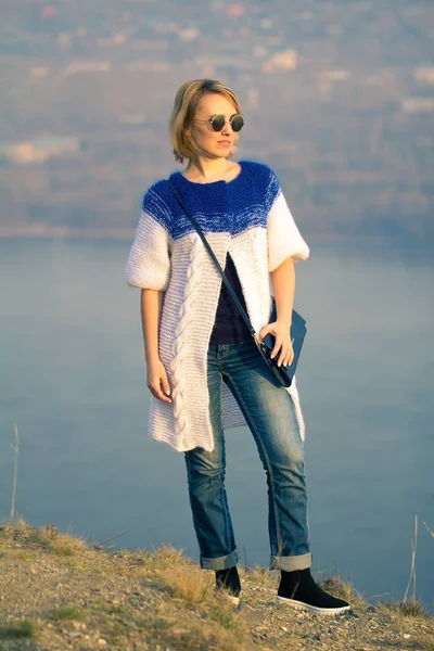 Güzel bir örgü elbise kız güzel. Stil ve moda. 