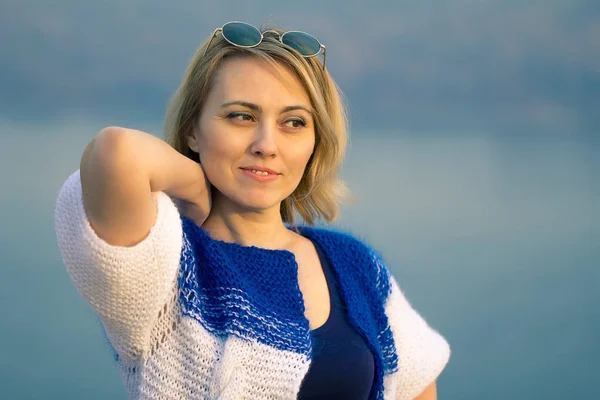 Güzel bir örgü elbise kız güzel. Stil ve moda. 