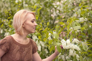 Güzel bir örgü ceket yalnız kadın. Güzel kadın yolda. Modern giyimleri.