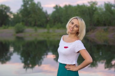 Güzel bir örgü ceket yalnız kadın. Güzel kadın yolda. Moda giysiler. İş kadını. Özel el sanatları. Kadının portresi.