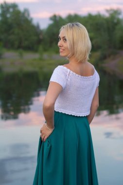 Güzel bir örgü ceket yalnız kadın. Güzel kadın yolda. Moda giysiler. İş kadını. Özel el sanatları. Kadının portresi.