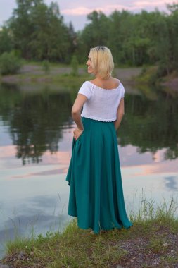 Güzel bir örgü ceket yalnız kadın. Güzel kadın yolda. Moda giysiler. İş kadını. Özel el sanatları. Kadının portresi.