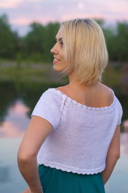 Güzel bir örgü ceket yalnız kadın. Güzel kadın yolda. Moda giysiler. İş kadını. Özel el sanatları. Kadının portresi.