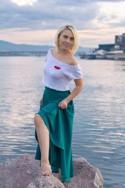 Güzel bir örgü ceket yalnız kadın. Güzel kadın yolda. Moda giysiler. İş kadını. Özel el sanatları. Kadının portresi.