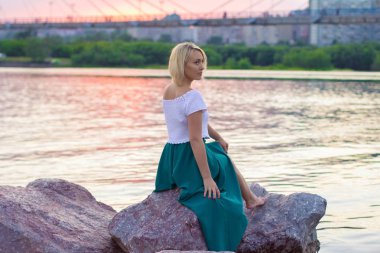 Güzel bir örgü ceket yalnız kadın. Güzel kadın yolda. Moda giysiler. İş kadını. Özel el sanatları. Kadının portresi.