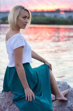 Güzel bir örgü ceket yalnız kadın. Güzel kadın yolda. Moda giysiler. İş kadını. Özel el sanatları. Kadının portresi.