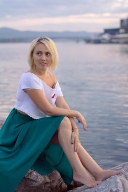 Güzel bir örgü ceket yalnız kadın. Güzel kadın yolda. Moda giysiler. İş kadını. Özel el sanatları. Kadının portresi.