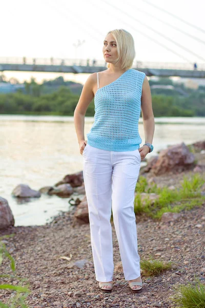 Güzel bir örgü ceket yalnız kadın. Güzel kadın yolda. Moda giysiler. İş kadını. Özel el sanatları. Kadının portresi.