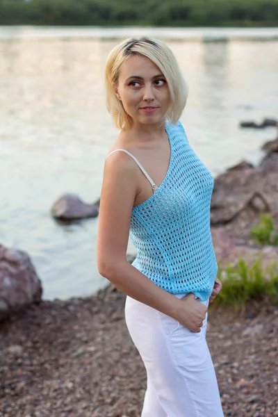 Güzel bir örgü ceket yalnız kadın. Güzel kadın yolda. Moda giysiler. İş kadını. Özel el sanatları. Kadının portresi.