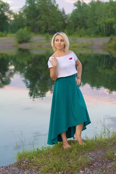 Güzel bir örgü ceket yalnız kadın. Güzel kadın yolda. Moda giysiler. İş kadını. Özel el sanatları. Kadının portresi.