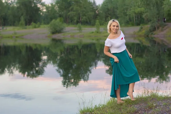 Güzel bir örgü ceket yalnız kadın. Güzel kadın yolda. Moda giysiler. İş kadını. Özel el sanatları. Kadının portresi.