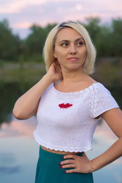 Güzel bir örgü ceket yalnız kadın. Güzel kadın yolda. Moda giysiler. İş kadını. Özel el sanatları. Kadının portresi.