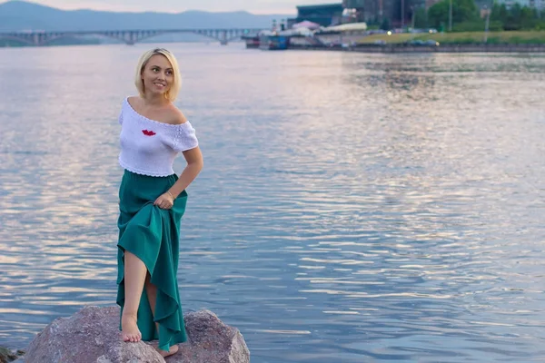 Güzel bir örgü ceket yalnız kadın. Güzel kadın yolda. Moda giysiler. İş kadını. Özel el sanatları. Kadının portresi.