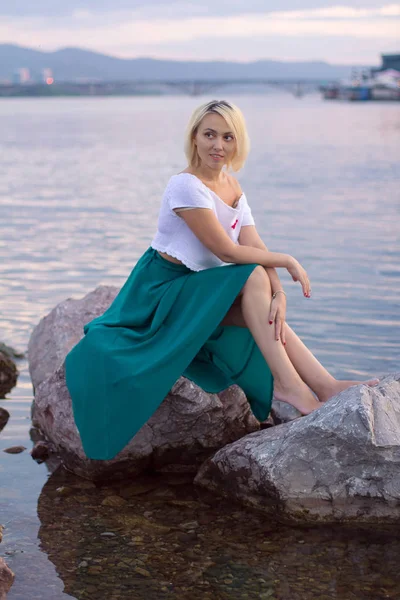 Güzel bir örgü ceket yalnız kadın. Güzel kadın yolda. Moda giysiler. İş kadını. Özel el sanatları. Kadının portresi.