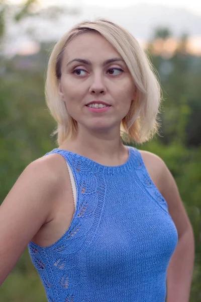 Güzel bir örgü ceket yalnız kadın. Güzel kadın yolda. Moda giysiler. İş kadını. Özel el sanatları. Kadının portresi.