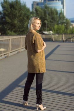 Örme keten kadında. Vyazanny giysiler. İşlemeli. Özel giysi.