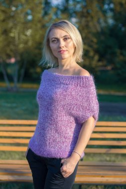 Örme keten kadında. Vyazanny giysiler. İşlemeli. Özel giysi.