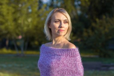 Örme keten kadında. Vyazanny giysiler. İşlemeli. Özel giysi.