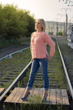 Örme keten kadında. Vyazanny giysiler. İşlemeli. Özel giysi.