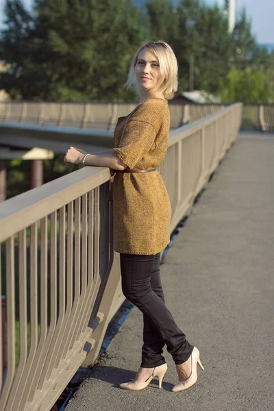 Örme keten kadında. Vyazanny giysiler. İşlemeli. Özel giysi.