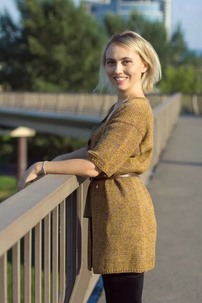 La mujer de lino de punto. Ropa Vyazanny. Trabajo a mano. Ropa exclusiva . —  Fotos de Stock