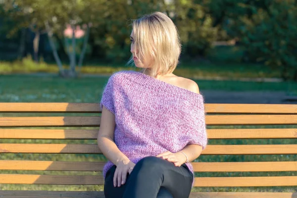 Örme keten kadında. Vyazanny giysiler. İşlemeli. Özel giysi.