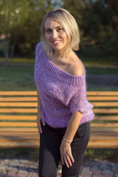 Örme keten kadında. Vyazanny giysiler. İşlemeli. Özel giysi.