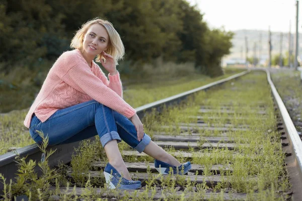 Örme keten kadında. Vyazanny giysiler. İşlemeli. Özel giysi.