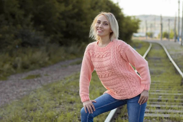 Örme keten kadında. Vyazanny giysiler. İşlemeli. Özel giysi.