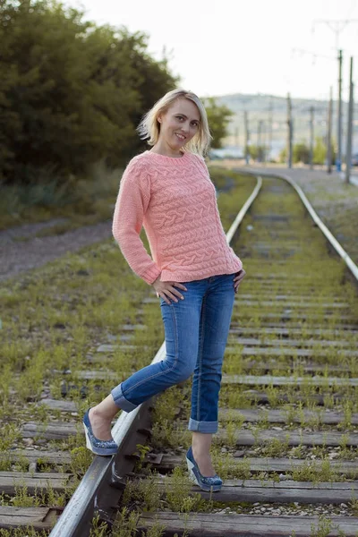 Örme keten kadında. Vyazanny giysiler. İşlemeli. Özel giysi.